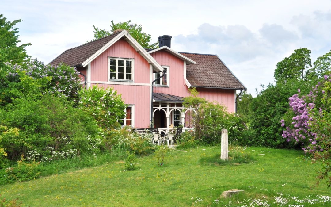 5 Glaring Red Flags to Look for in a Home’s Front Yard