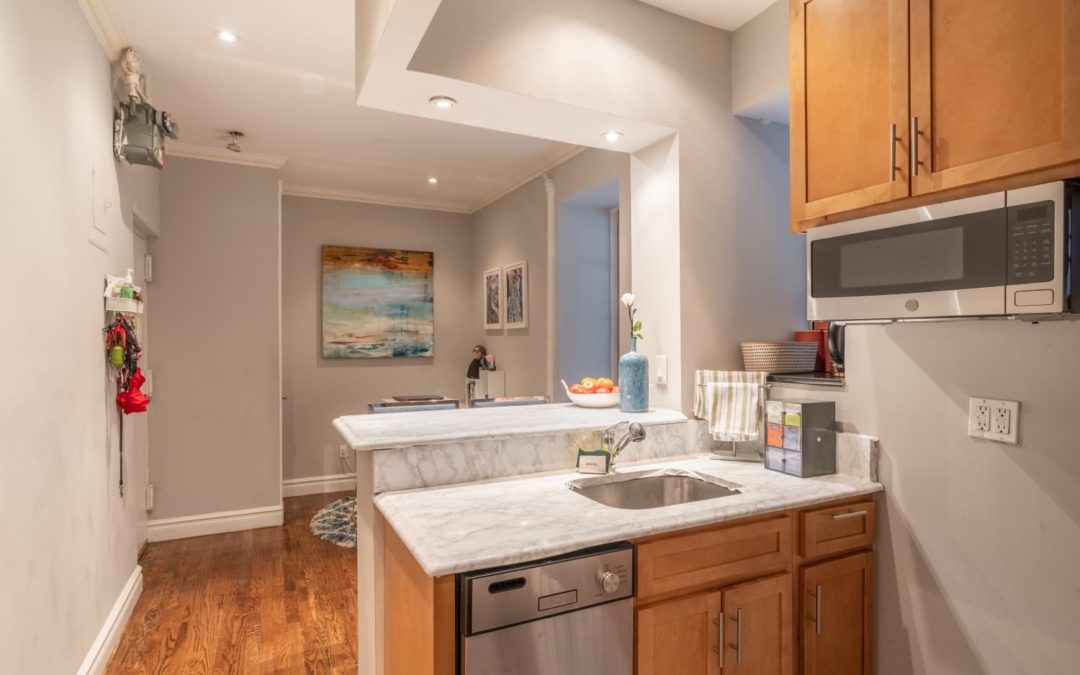 A 400-Square-Foot NYC Apartment Has Renter-Friendly Tile and Countertop Ideas