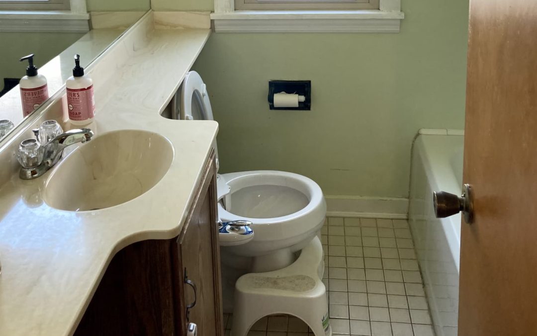 B&A: A Non-Functional Bathroom Gets a Practical Modern-Meets-Vintage Redo