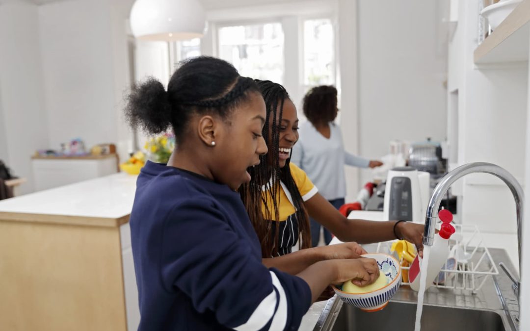 Read This Etiquette Expert’s Tips Before You Offer to Clean at Someone Else’s House