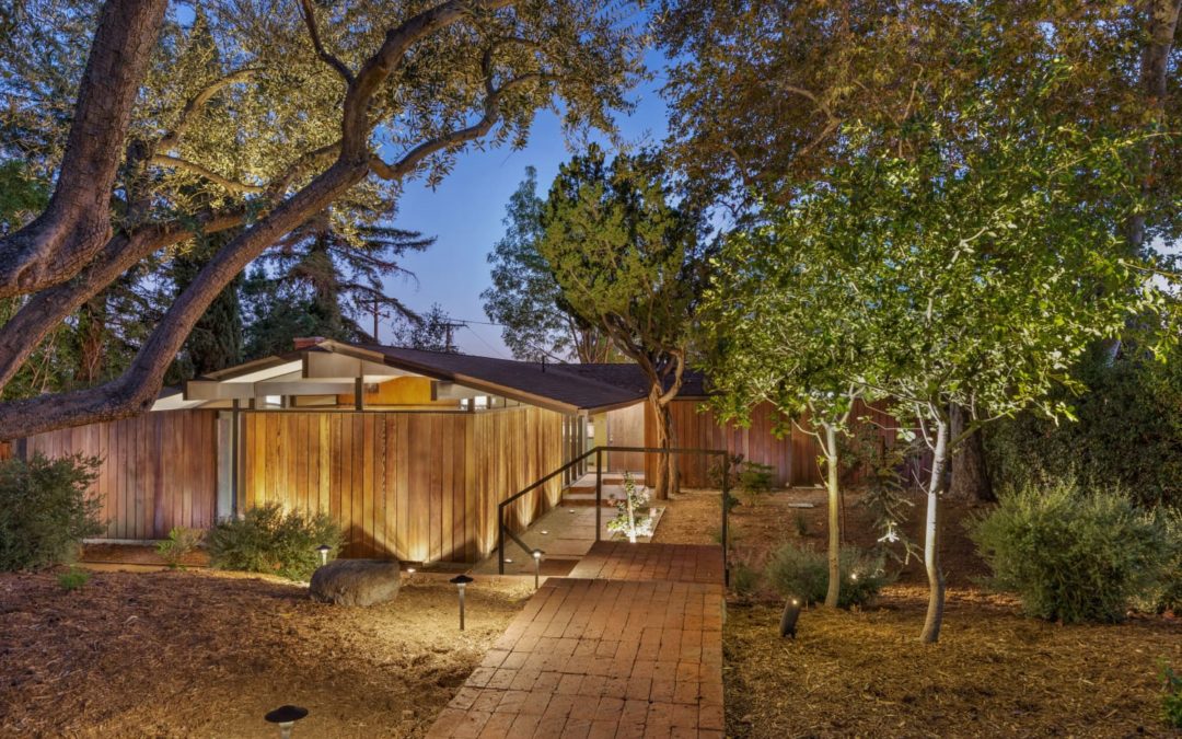 This Dreamy Mid-Century Modern House Was Partly Inspired by Frank Lloyd Wright