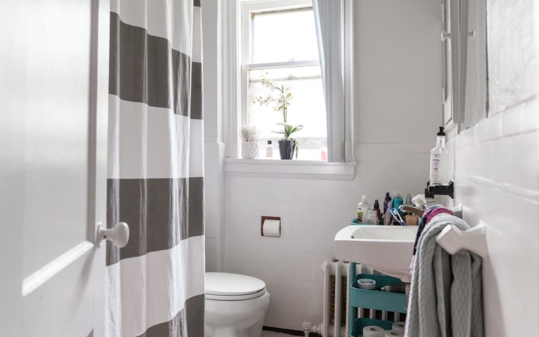 This Lightweight Wet-Dry Vacuum Makes It so Easy to Clean My Tiny Bathroom’s Tight Corners