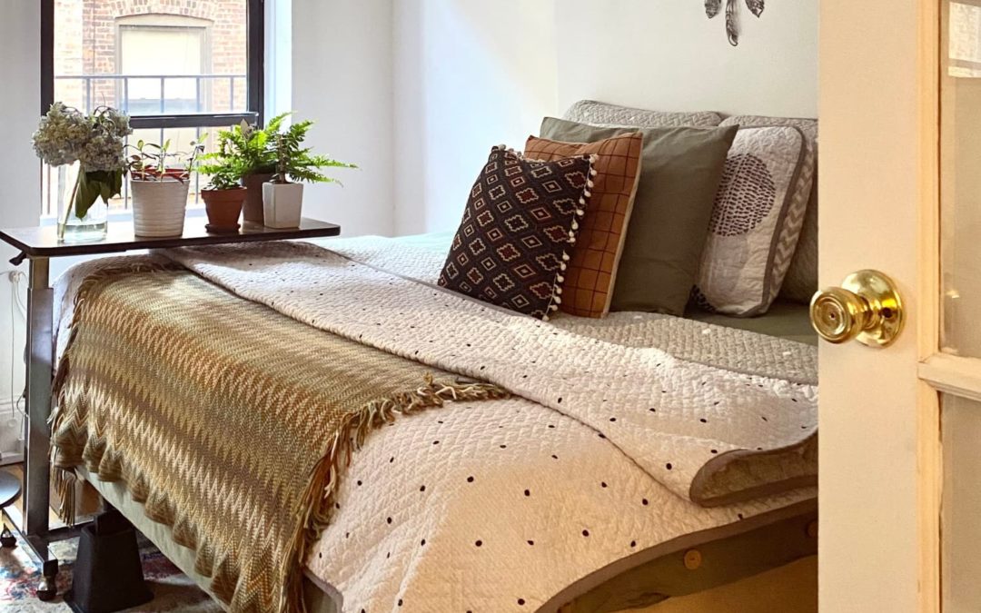 A 330-Square-Foot NYC’s Rental Has an IKEA Closet Hacked into an L-Shaped Desk