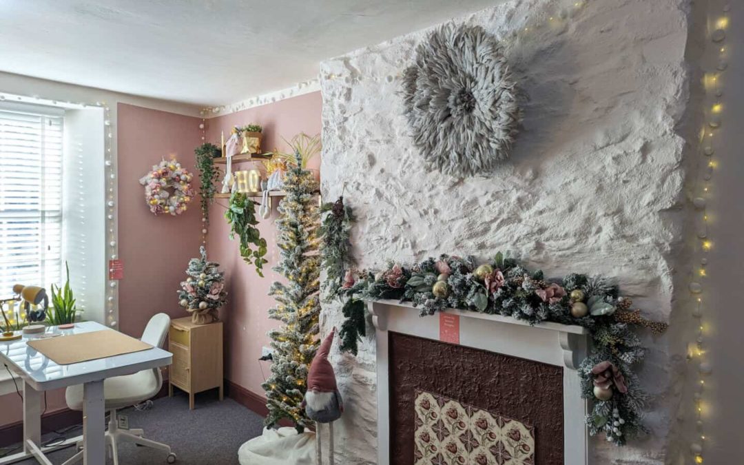 5 Easy Christmas Decorating Ideas For A Home Office
